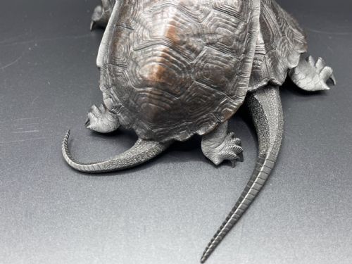 SUPERB JAPANESE MEIJI LATE 19THC BRONZE GROUP OF THREE TURTLES SIGNED KOSE - ADDITIONAL PHOTO 5