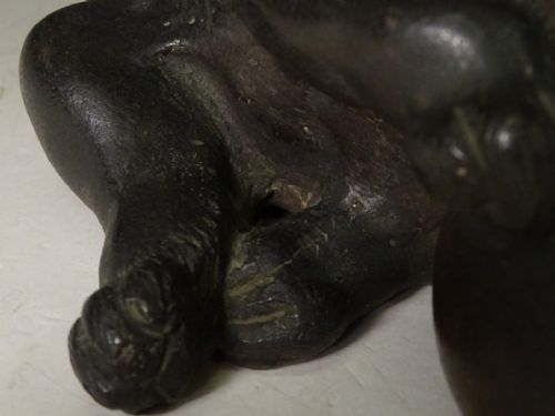 CHARMING JAPANESE MEIJI LATE 19THC BRONZE PUPPY PLAYING WITH TOY BY TOKUMITZU - ADDITIONAL PHOTO 5