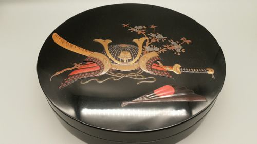 OUTSTANDING JAPANESE MEIJI LATE 19THC CIRCULAR BLACK LACQUER WRITING BOX SUZURIBAKO WITH SAMURAI HELMET DECORATION - ADDITIONAL PHOTO 1