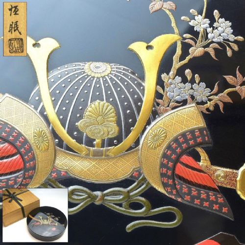 OUTSTANDING JAPANESE MEIJI LATE 19THC CIRCULAR BLACK LACQUER WRITING BOX SUZURIBAKO WITH SAMURAI HELMET DECORATION - ADDITIONAL PHOTO 3