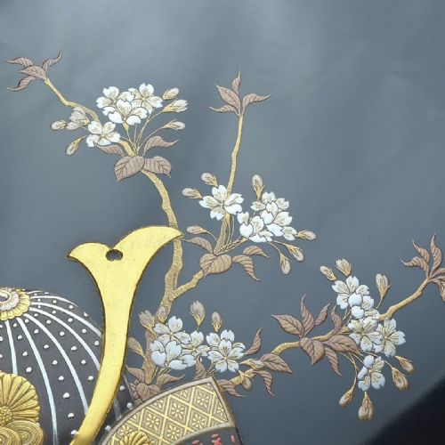 OUTSTANDING JAPANESE MEIJI LATE 19THC CIRCULAR BLACK LACQUER WRITING BOX SUZURIBAKO WITH SAMURAI HELMET DECORATION - ADDITIONAL PHOTO 5