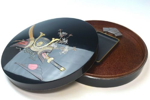 OUTSTANDING JAPANESE MEIJI LATE 19THC CIRCULAR BLACK LACQUER WRITING BOX SUZURIBAKO WITH SAMURAI HELMET DECORATION - ADDITIONAL PHOTO 11