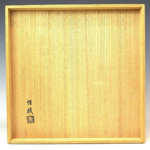 OUTSTANDING JAPANESE MEIJI LATE 19THC CIRCULAR BLACK LACQUER WRITING BOX SUZURIBAKO WITH SAMURAI HELMET DECORATION - ADDITIONAL PHOTO 14