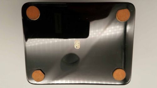 ATTRACTIVE JAPANESE TAISHO EARLY 20THC BLACK AND GOLD LACQUER CAMELLIA BOX AND COVER WITH MATCHING TRAY BY HEIAN ZOHIKO - ADDITIONAL PHOTO 7