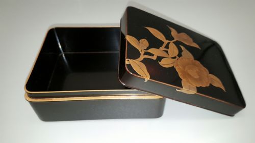 ATTRACTIVE JAPANESE TAISHO EARLY 20THC BLACK AND GOLD LACQUER CAMELLIA BOX AND COVER WITH MATCHING TRAY BY HEIAN ZOHIKO - ADDITIONAL PHOTO 8