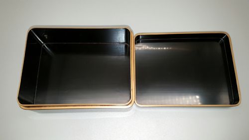 ATTRACTIVE JAPANESE TAISHO EARLY 20THC BLACK AND GOLD LACQUER CAMELLIA BOX AND COVER WITH MATCHING TRAY BY HEIAN ZOHIKO - ADDITIONAL PHOTO 9