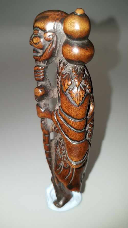 RARE JAPANESE EDO 18THC BOXWOOD SASHI NETSUKE OF A CHOKWARO SENNIN WITH GOURD STAFF - ADDITIONAL PHOTO 8