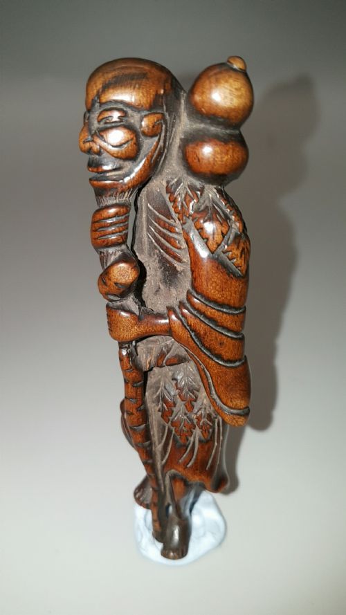 RARE JAPANESE EDO 18THC BOXWOOD SASHI NETSUKE OF A CHOKWARO SENNIN WITH GOURD STAFF - ADDITIONAL PHOTO 11