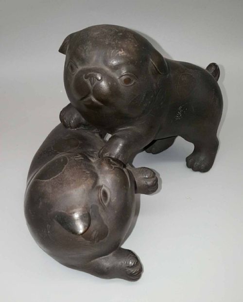 SUPERB JAPANESE MEIJITAISHO BRONZE OF TWO PUPPIES PLAYING SIGNED TOKUTANI - ADDITIONAL PHOTO 2