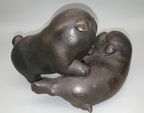SUPERB JAPANESE MEIJITAISHO BRONZE OF TWO PUPPIES PLAYING SIGNED TOKUTANI - ADDITIONAL PHOTO 3