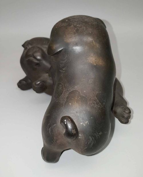 SUPERB JAPANESE MEIJITAISHO BRONZE OF TWO PUPPIES PLAYING SIGNED TOKUTANI - ADDITIONAL PHOTO 4