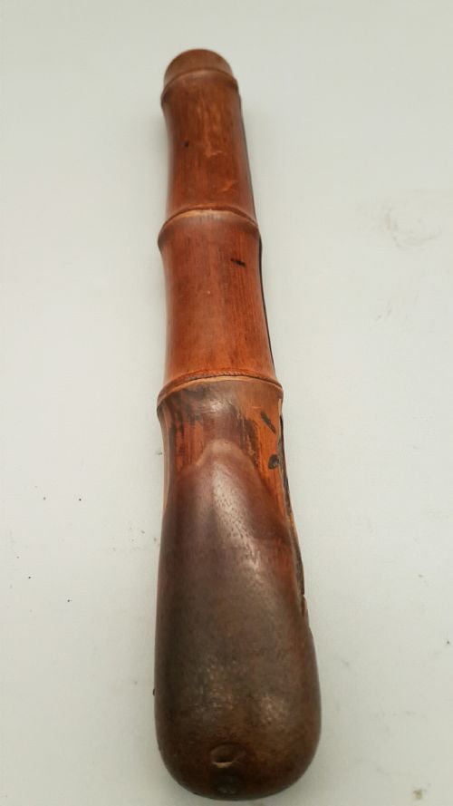 JAPANESE MEIJI 19THC INTRICATELY CARVED WOODEN PIPECASE KISERUZUTSU OF OTOSHIZUTSU FORM DEPICTING FUKUROKUJU - ADDITIONAL PHOTO 1