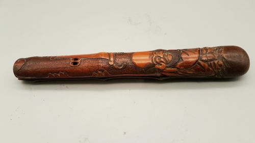 JAPANESE MEIJI 19THC INTRICATELY CARVED WOODEN PIPECASE KISERUZUTSU OF OTOSHIZUTSU FORM DEPICTING FUKUROKUJU - ADDITIONAL PHOTO 5