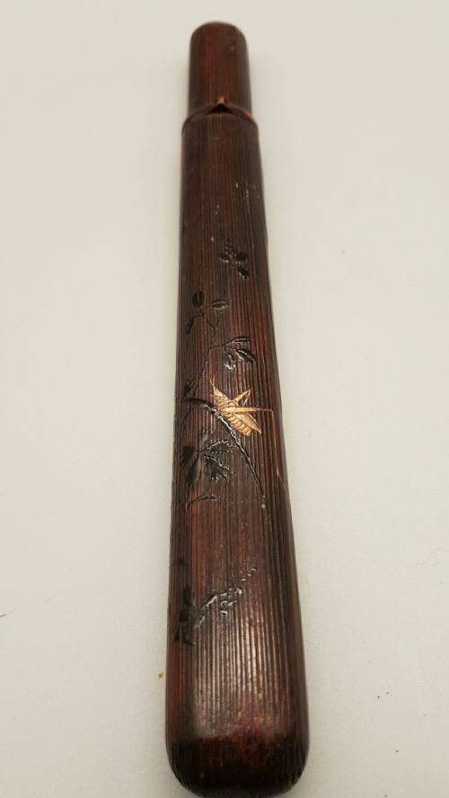 SUPERB JAPANESE MEIJI 19THC BAMBOO LACQUER PIPECASE KISERUZUTSU WITH GRASSHOPPER ON FOLIAGE AND A SILVER PIPE KISERU - ADDITIONAL PHOTO 1