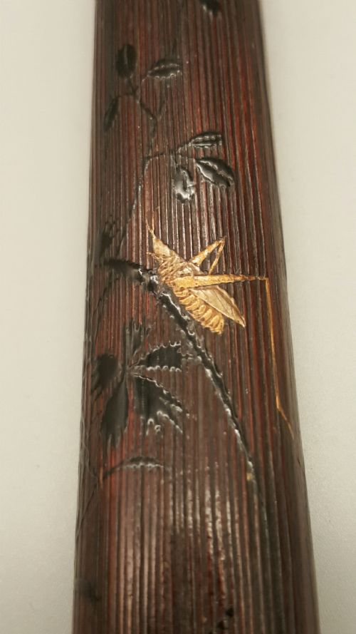 SUPERB JAPANESE MEIJI 19THC BAMBOO LACQUER PIPECASE KISERUZUTSU WITH GRASSHOPPER ON FOLIAGE AND A SILVER PIPE KISERU - ADDITIONAL PHOTO 2