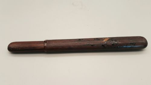 SUPERB JAPANESE MEIJI 19THC BAMBOO LACQUER PIPECASE KISERUZUTSU WITH GRASSHOPPER ON FOLIAGE AND A SILVER PIPE KISERU - ADDITIONAL PHOTO 3