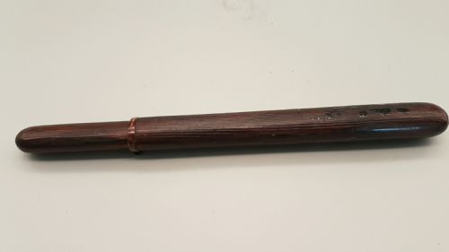 SUPERB JAPANESE MEIJI 19THC BAMBOO LACQUER PIPECASE KISERUZUTSU WITH GRASSHOPPER ON FOLIAGE AND A SILVER PIPE KISERU - ADDITIONAL PHOTO 4