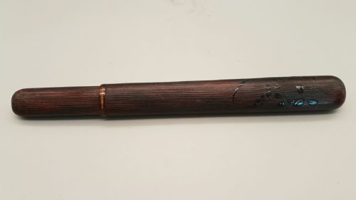 SUPERB JAPANESE MEIJI 19THC BAMBOO LACQUER PIPECASE KISERUZUTSU WITH GRASSHOPPER ON FOLIAGE AND A SILVER PIPE KISERU - ADDITIONAL PHOTO 5