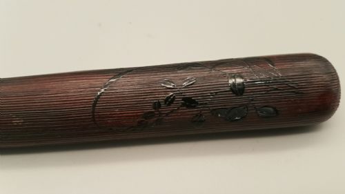 SUPERB JAPANESE MEIJI 19THC BAMBOO LACQUER PIPECASE KISERUZUTSU WITH GRASSHOPPER ON FOLIAGE AND A SILVER PIPE KISERU - ADDITIONAL PHOTO 6