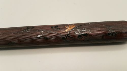 SUPERB JAPANESE MEIJI 19THC BAMBOO LACQUER PIPECASE KISERUZUTSU WITH GRASSHOPPER ON FOLIAGE AND A SILVER PIPE KISERU - ADDITIONAL PHOTO 7
