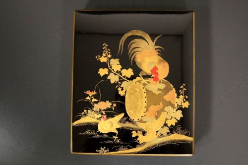 STRIKING JAPANESE MEIJITAISHO EARLY 20THC LACQUER WRITING BOX SUZURIBAKO WITH ROOSTER DRUM DECORATION - ADDITIONAL PHOTO 1