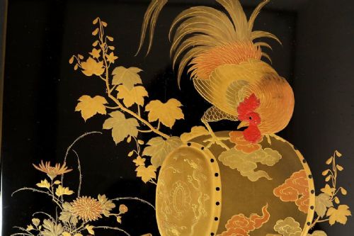 STRIKING JAPANESE MEIJITAISHO EARLY 20THC LACQUER WRITING BOX SUZURIBAKO WITH ROOSTER DRUM DECORATION - ADDITIONAL PHOTO 2