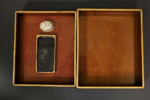 STRIKING JAPANESE MEIJITAISHO EARLY 20THC LACQUER WRITING BOX SUZURIBAKO WITH ROOSTER DRUM DECORATION - ADDITIONAL PHOTO 3
