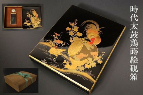 STRIKING JAPANESE MEIJITAISHO EARLY 20THC LACQUER WRITING BOX SUZURIBAKO WITH ROOSTER DRUM DECORATION - ADDITIONAL PHOTO 7