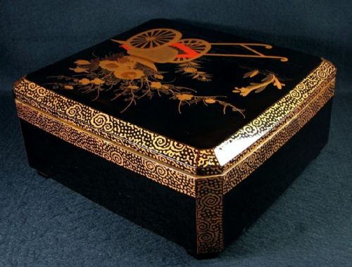 ATTRACTIVE JAPANESE MEIJITAISHO EARLY 20THC LACQUER DOCUMENT BOX BUNKO WITH FLOWER CART DECORATION - ADDITIONAL PHOTO 2
