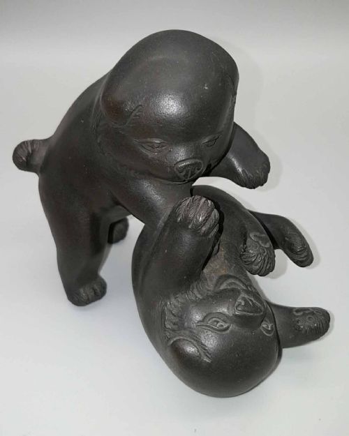 DELIGHTFUL SMALL JAPANESE MEIJITAISHO EARLY 20THC BRONZE OF TWO PLAYING PUPPIES SIGNED AKIMITSU - ADDITIONAL PHOTO 1
