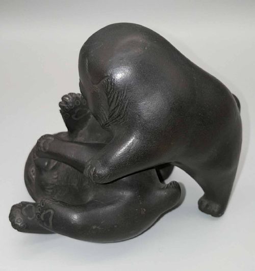 DELIGHTFUL SMALL JAPANESE MEIJITAISHO EARLY 20THC BRONZE OF TWO PLAYING PUPPIES SIGNED AKIMITSU - ADDITIONAL PHOTO 2