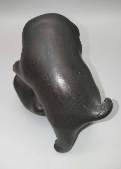 DELIGHTFUL SMALL JAPANESE MEIJITAISHO EARLY 20THC BRONZE OF TWO PLAYING PUPPIES SIGNED AKIMITSU - ADDITIONAL PHOTO 3