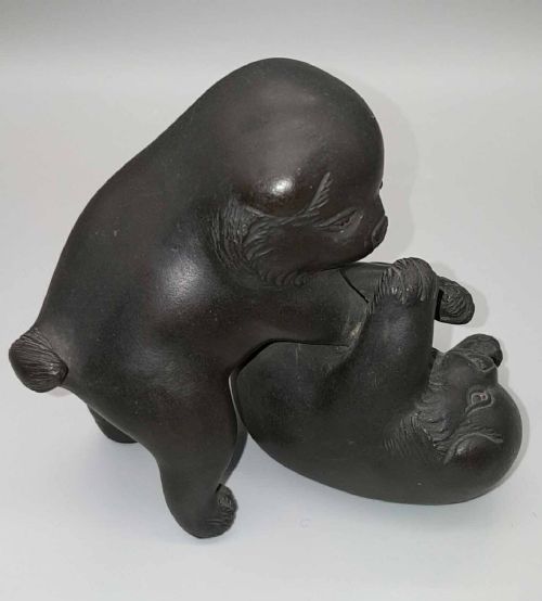 DELIGHTFUL SMALL JAPANESE MEIJITAISHO EARLY 20THC BRONZE OF TWO PLAYING PUPPIES SIGNED AKIMITSU - ADDITIONAL PHOTO 4