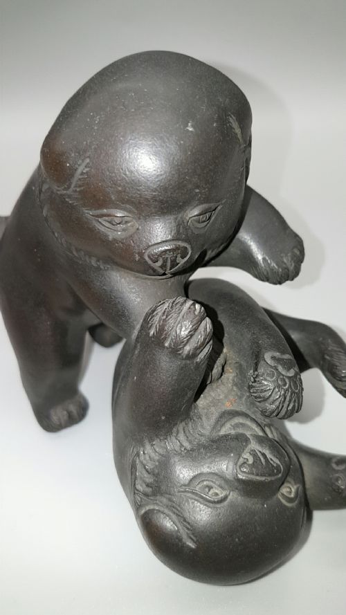 DELIGHTFUL SMALL JAPANESE MEIJI BRONZE OF THREE PLAYFUL PUPPIES SIGNED AKIMITSU - ADDITIONAL PHOTO 3