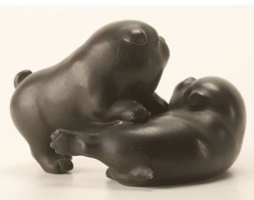 CHARMING JAPANESE MEIJITAISHO BRONZE OF TWO PUPPIES PLAYING SIGNED - ADDITIONAL PHOTO 1