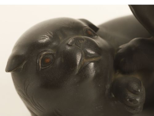 CHARMING JAPANESE MEIJITAISHO BRONZE OF TWO PUPPIES PLAYING SIGNED - ADDITIONAL PHOTO 3
