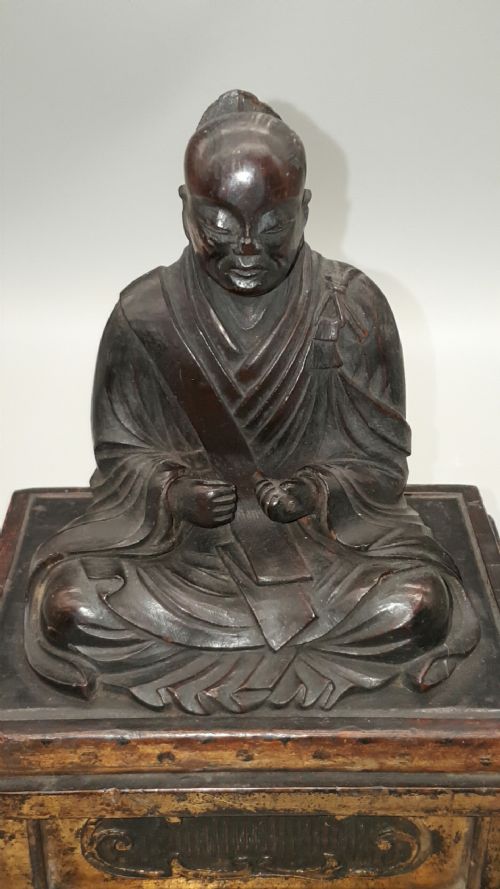 STRIKING JAPANESE ANTIQUE MEIJI LATE 19THEARLY 20THC WOODEN STATUE OF A BUDDHIST MONK ON A PLINTH - ADDITIONAL PHOTO 1