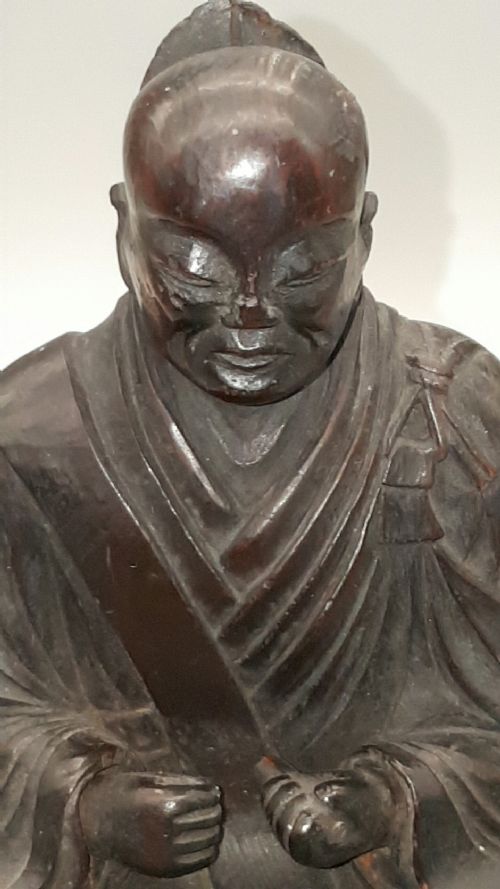 STRIKING JAPANESE ANTIQUE MEIJI LATE 19THEARLY 20THC WOODEN STATUE OF A BUDDHIST MONK ON A PLINTH - ADDITIONAL PHOTO 3
