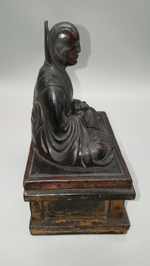 STRIKING JAPANESE ANTIQUE MEIJI LATE 19THEARLY 20THC WOODEN STATUE OF A BUDDHIST MONK ON A PLINTH - ADDITIONAL PHOTO 4