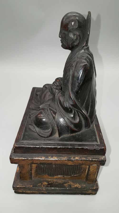 STRIKING JAPANESE ANTIQUE MEIJI LATE 19THEARLY 20THC WOODEN STATUE OF A BUDDHIST MONK ON A PLINTH - ADDITIONAL PHOTO 6