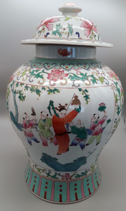 attractive antique 19thc chinese famille rose porcelain vase with domed cover - CATEGORY: ANTIQUE VASES - DATED 19TH CENTURY
