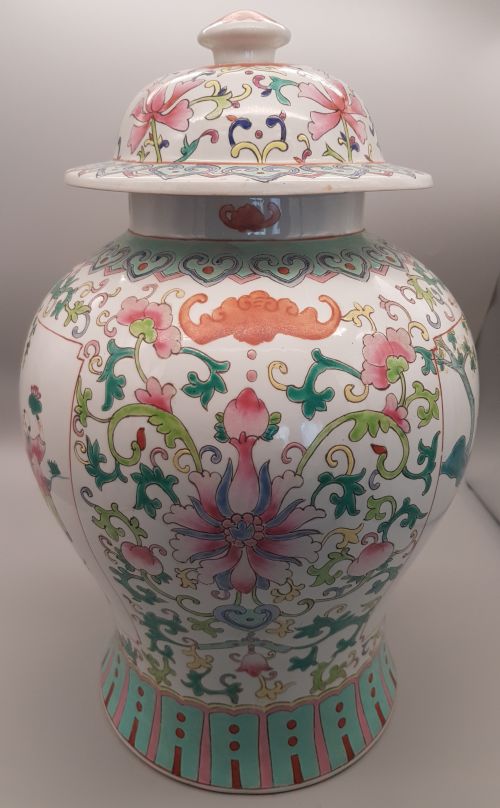 ATTRACTIVE ANTIQUE 19THC CHINESE FAMILLE ROSE PORCELAIN VASE WITH DOMED COVER - ADDITIONAL PHOTO 1