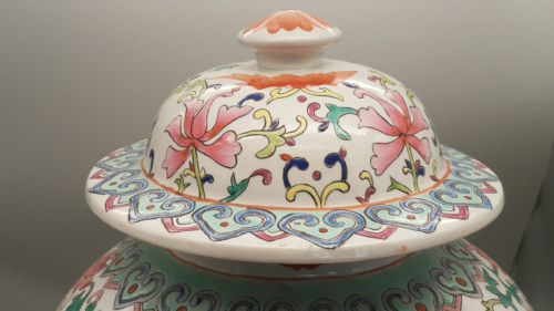 ATTRACTIVE ANTIQUE 19THC CHINESE FAMILLE ROSE PORCELAIN VASE WITH DOMED COVER - ADDITIONAL PHOTO 4