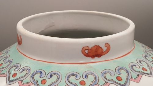 ATTRACTIVE ANTIQUE 19THC CHINESE FAMILLE ROSE PORCELAIN VASE WITH DOMED COVER - ADDITIONAL PHOTO 5