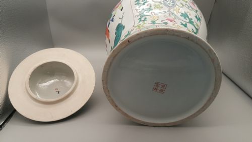 ATTRACTIVE ANTIQUE 19THC CHINESE FAMILLE ROSE PORCELAIN VASE WITH DOMED COVER - ADDITIONAL PHOTO 8