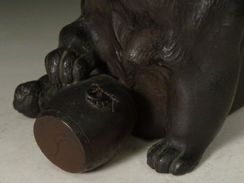 CHARMING JAPANESE MEIJI LATE19THEARLY 20THC BRONZE PUPPY WITH A DRUM TOKUMITSU - ADDITIONAL PHOTO 5