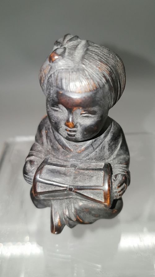 JAPANESE MEIJI EARLY 20THC LARGE BOXWOOD NETSUKEOKIMONO OF A GIRL AND DRUM - ADDITIONAL PHOTO 1