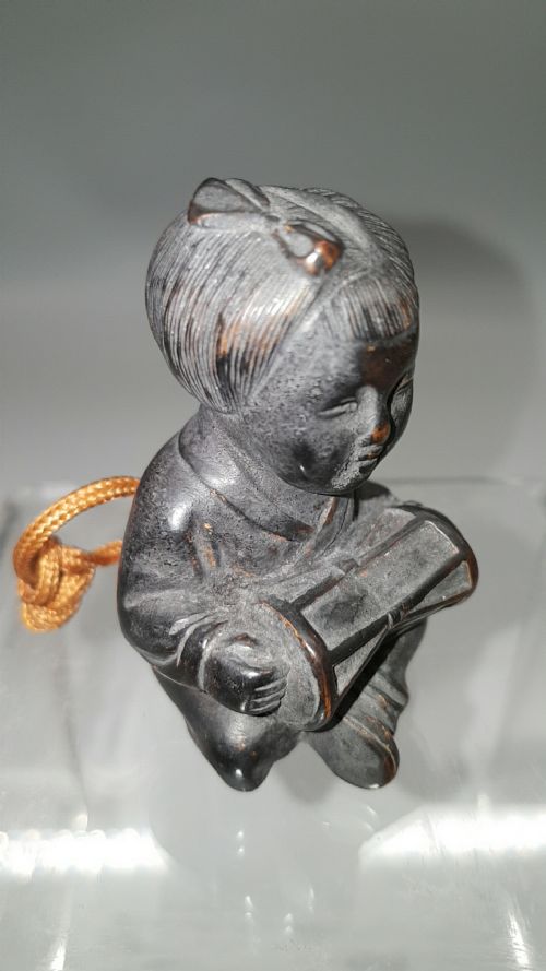 JAPANESE MEIJI EARLY 20THC LARGE BOXWOOD NETSUKEOKIMONO OF A GIRL AND DRUM - ADDITIONAL PHOTO 2