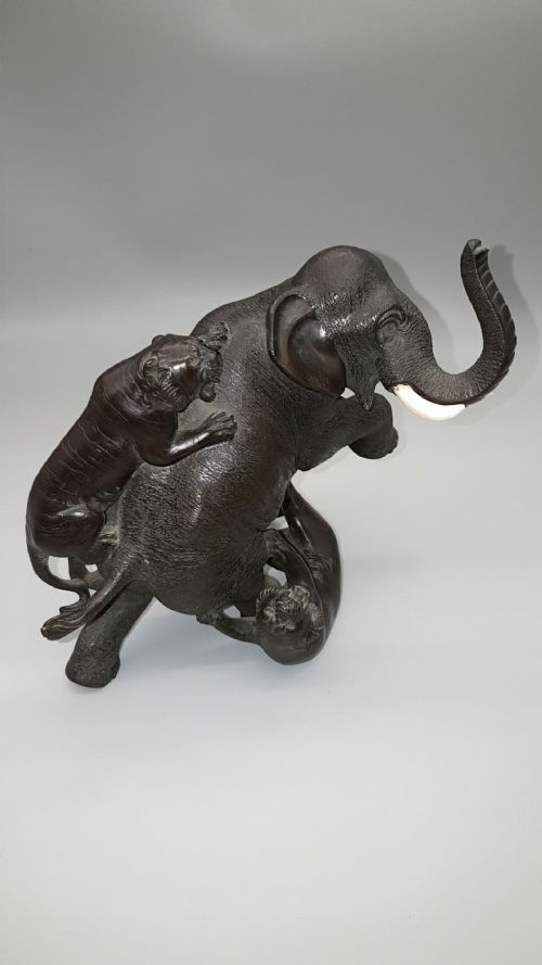 SUPERB SMALL JAPANESE MEIJI LATE 19THC BRONZE OF ELEPHANT AND TIGERS - ADDITIONAL PHOTO 2