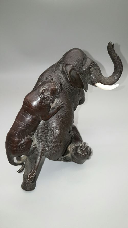SUPERB SMALL JAPANESE MEIJI LATE 19THC BRONZE OF ELEPHANT AND TIGERS - ADDITIONAL PHOTO 3